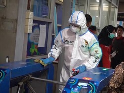 Tangkal Corona, Baznas Semprot Disinfektan ke Transportasi Publik