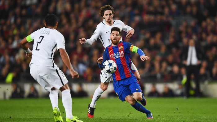 BARCELONA, SPAIN - MARCH 08:  Lionel Messi of Barcelona battles with Thiago Silva (2) and Adrien Rabiot of PSG during the UEFA Champions League Round of 16 second leg match between FC Barcelona and Paris Saint-Germain at Camp Nou on March 8, 2017 in Barcelona, Spain.  (Photo by Laurence Griffiths/Getty Images)
