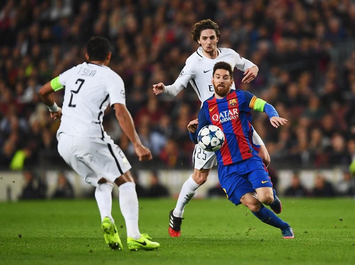 BARCELONA, SPAIN - MARCH 08:  Lionel Messi of Barcelona battles with Thiago Silva (2) and Adrien Rabiot of PSG during the UEFA Champions League Round of 16 second leg match between FC Barcelona and Paris Saint-Germain at Camp Nou on March 8, 2017 in Barcelona, Spain.  (Photo by Laurence Griffiths/Getty Images)