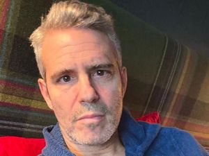 Mengaku Lebih Sehat Usai Positif Corona, Andy Cohen Banyak Minum Vitamin C Mengaku Lebih Sehat Usai Positif Corona, Andy Cohen Banyak Minum Vitamin C