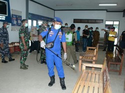 Kapal Feri di Pelabuhan Jangkar Disemprot Disinfektan Cegah Corona