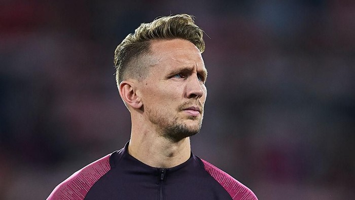SEVILLE, SPAIN - FEBRUARY 27: Luuk de Jong of Sevilla FC looks on prior to the UEFA Europa League round of 32 second leg match between Sevilla FC and CFR Cluj at Estadio Ramon Sanchez Pizjuan on February 27, 2020 in Seville, Spain. (Photo by Fran Santiago/Getty Images)
