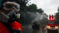 Penyemprotan Disinfektan di Jalan Batas Provinsi