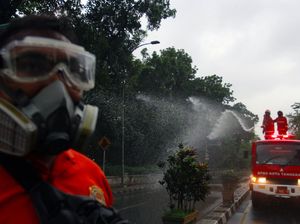 Penyemprotan Disinfektan di Jalan Batas Provinsi