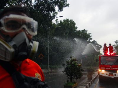Penyemprotan Disinfektan di Jalan Batas Provinsi
