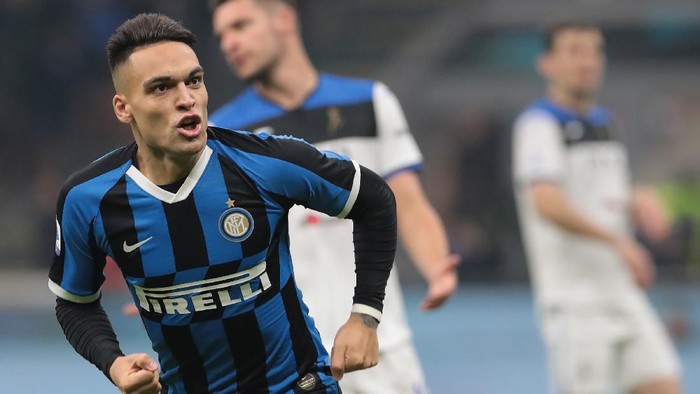 MILAN, ITALY - JANUARY 11:  Lautaro Martinez of FC Internazionale celebrates after scoring the opening goal during the Serie A match between FC Internazionale and Atalanta BC at Stadio Giuseppe Meazza on January 11, 2020 in Milan, Italy.  (Photo by Emilio Andreoli/Getty Images)