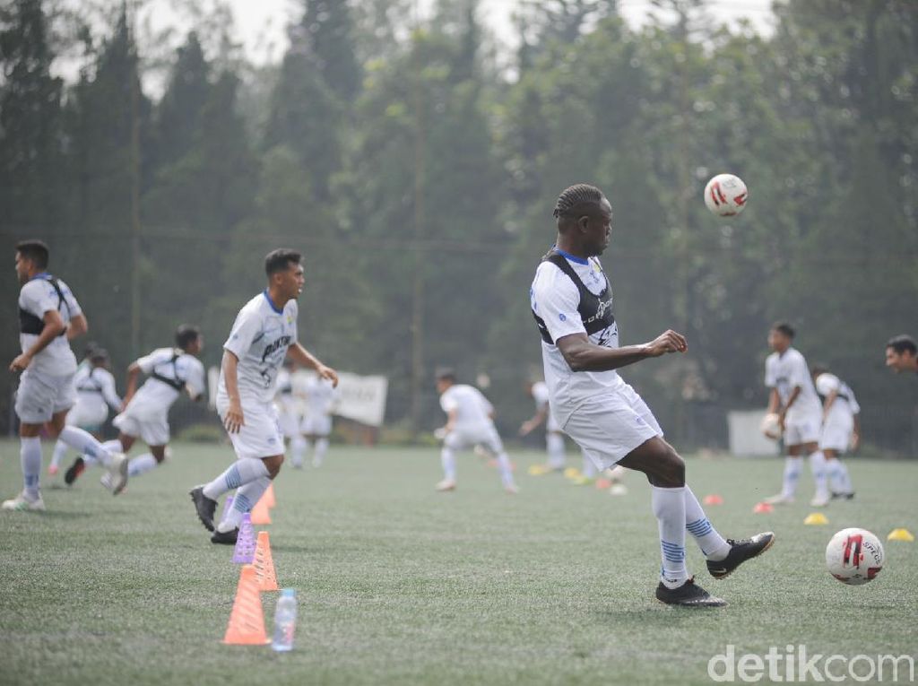 Mulai Besok, Pemain Persib Bebas Pilih Menu Latihan Sendiri Mulai Besok, Pemain Persib Bebas Pilih Menu Latihan Sendiri
