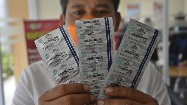 Petugas menunjukkan obat Chloroquine yang akan diserahkan kepada RSPI Sulianti Saroso di Jakarta, Sabtu (21/3/2020). Kementerian BUMN menyerahkan sebanyak 1.000 butir Chloroquine kepada RSPI Sulianti Saroso sebagai simbol bahwa pemerintah bergerak untuk menangani penyebaran virus corona (COVID-19). ANTARA FOTO/Aditya Pradana Putra/pras.