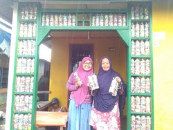 Inspiratif, Emak-emak Mawar Berduri Buat Ini dari Sampah Plastik