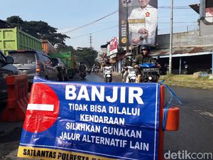 Jalan Dayeuhkolot - Banjaran Terputus Akibat Luapan Sungai Citarum
