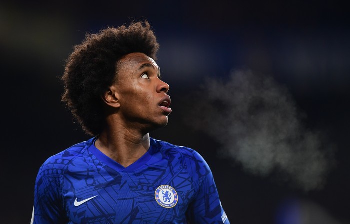 LONDON, ENGLAND - JANUARY 21:  Willian of Chelsea looks up during the Premier League match between Chelsea FC and Arsenal FC at Stamford Bridge on January 21, 2020 in London, United Kingdom. (Photo by Shaun Botterill/Getty Images)