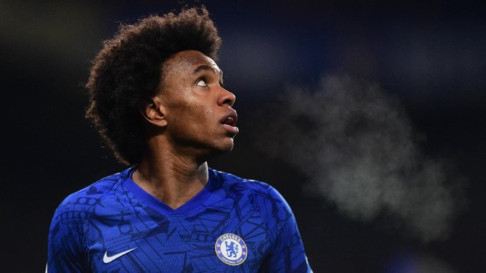 LONDON, ENGLAND - JANUARY 21:  Willian of Chelsea looks up during the Premier League match between Chelsea FC and Arsenal FC at Stamford Bridge on January 21, 2020 in London, United Kingdom. (Photo by Shaun Botterill/Getty Images)
