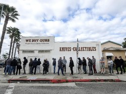 Hakim AS Perintahkan Toko Senjata Api Buka Kembali Saat Lockdown Corona