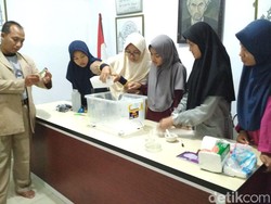 Pandemi Corona, Santri Ponpes di Serang Bikin Hand Sanitizer