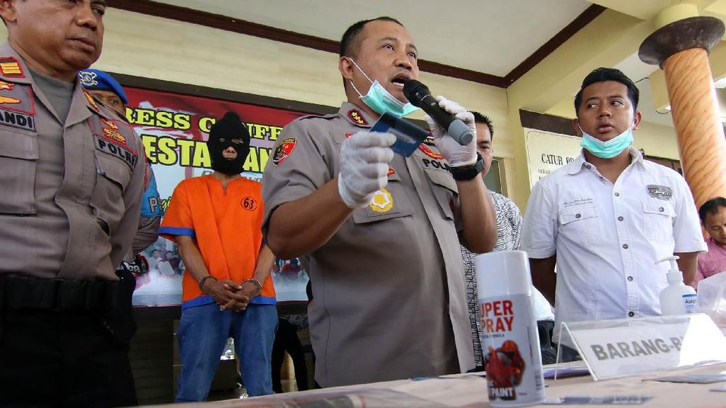 Polisi Bekuk Pembobol ATM di Banyuwangi Polisi Bekuk Pembobol ATM di Banyuwangi