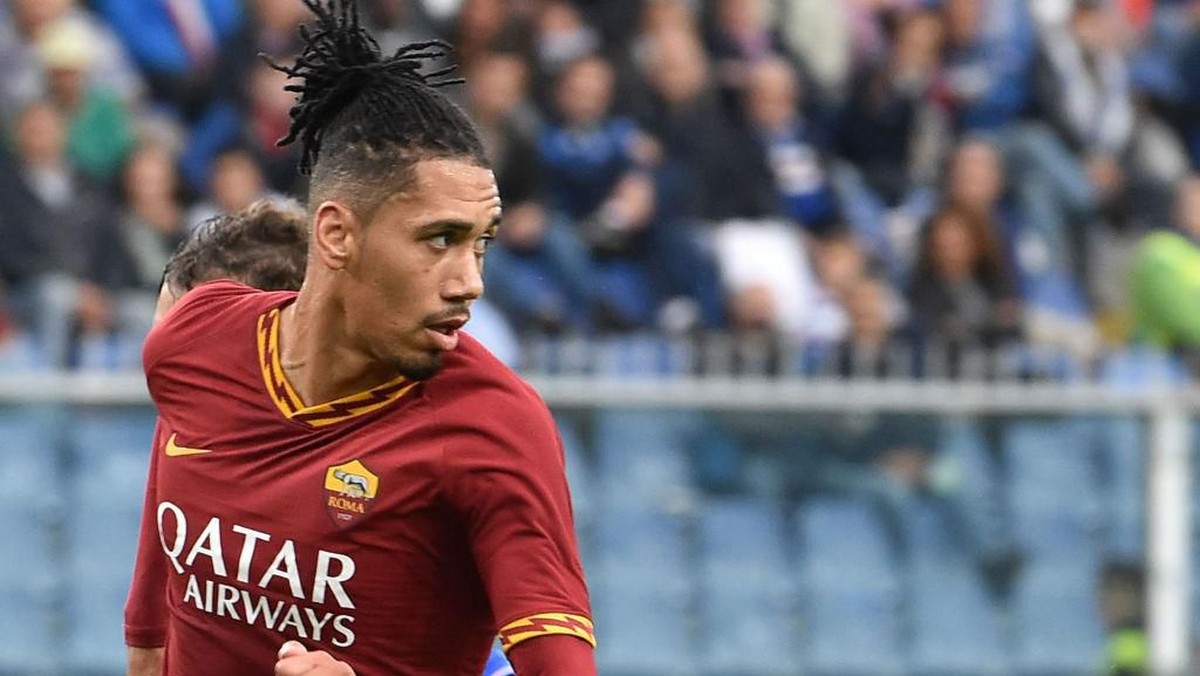 AS Roma dikabarkan segera menyepakati peminjaman baru untuk Chris Smalling. (Foto: Paolo Rattini/Getty Images)
