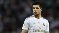 Striker Real Madrid, Luka Jovic, nekat pulang ke Serbia di tengah pandemi virus corona. Pemain Polandia itu juga dirumorkan sempat keluar rumah di Serbia untuk merayakan ulang tahun kekasihnya. Pemain 21 tahun itu langsung panen kritikan. (Foto: Francois Nel/Getty Images)