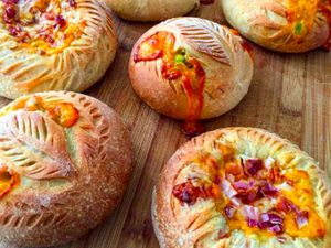 10 Kreasi Roti Bermotif Cantik Buatan Baker Handal