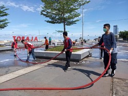 Ditutup hingga 31 Maret, Pantai Losari Makassar Disemprot Disinfektan