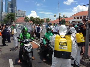 Ratusan Ojol Surabaya Disemprot Disinfektan Cegah Corona di Depan Grahadi