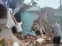 Mobil Boks Tergelincir Seruduk Warung Sayur hingga Hancur di Ciamis