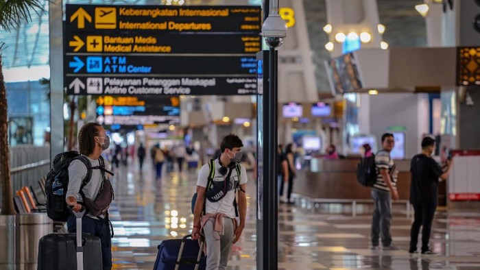Calon penumpang menunggu jadwal penerbangan di Terminal 3 Bandara Soekarno Hatta, Tangerang, Banten, Sabtu (21/3/2020). PT Angkasa Pura II mencatat penurunan penumpang sebanyak 4-5 persen pada Februari dibandingkan periode yang sama tahun sebelumnya yang disebabkan oleh menurunnya pergerakan pesawat di bandara-bandara yang dikelola perusahaan sebesar enam persen akibat wabah COVID-19. ANTARA FOTO/Fauzan/aww.