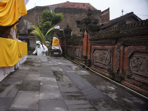 Pura dan Gereja di Cimahi juga Disemprot Disinfektan