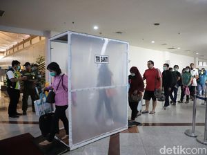 Dua Bilik Sterilisasi Corona Dipasang di Pintu Kedatangan Bandara Juanda Dua Bilik Sterilisasi Corona Dipasang di Pintu Kedatangan Bandara Juanda