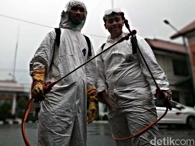 Melihat Perjuangan Relawan PMI Penyemprot Disinfektan Lawan Corona