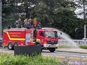Jalan Sudirman-Thamrin Disemprot Disinfektan