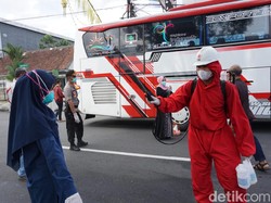 Polisi Banyumas Cuci Para Tamu Kondangan Asal Solo yang KLB Corona