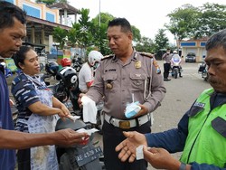 Polisi Pacitan Ajak Cuci Tangan Pengunjung Pasar Cegah Corona