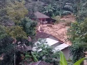 Longsor-Pergerakan Tanah Timbun dan Rusak Belasan Rumah di Cianjur