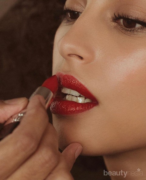 5 Lipstik Warna Merah untuk Kulit Sawo Matang Bikin Wajah 5 Lipstik Warna Merah untuk Kulit Sawo Matang Bikin Wajah
