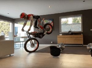 Negaranya Lockdown, Pebalap Ini Main Motor Trail di Dalam Rumah