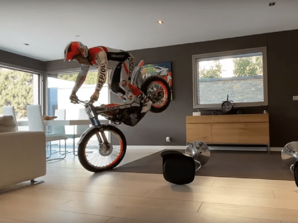 Negaranya Lockdown, Pebalap Ini Main Motor Trail di Dalam Rumah Negaranya Lockdown, Pebalap Ini Main Motor Trail di Dalam Rumah