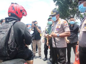 Polisi Sidoarjo Bagi-bagi Masker dan Hand Sanitizer
