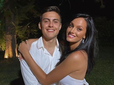 Foto: Kemesraan Pemain Juventus dan Kekasih yang Sama-sama Terinfeksi Corona