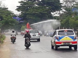 Inovatif! Cegah Corona, Warga Kendari Buat Gerbang Sterilisasi