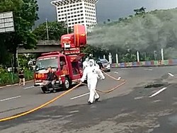 Basmi Corona, Sejumlah Ruas Jalan Ibu Kota Disemprot Disinfektan