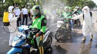 Disinfeksi Corona di Grahadi Sasar Para Pengemudi Ojol