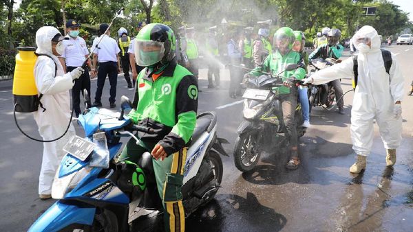 Disinfeksi Corona di Grahadi Sasar Para Pengemudi Ojol