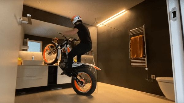 Usir Bosan saat #dirumahaja, Pebalap Ini Main Motor Trial di Dalam Rumah
