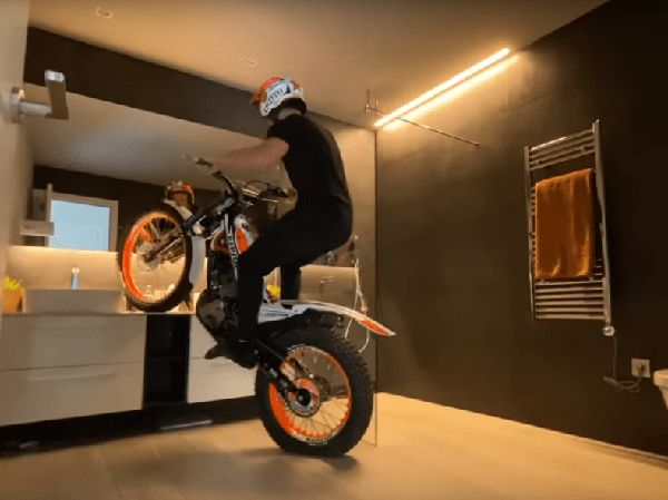 Usir Bosan saat #dirumahaja, Pebalap Ini Main Motor Trial di Dalam Rumah