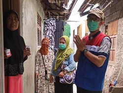 Pertamina Bagikan Makanan Kemasan ke Warga Koja Jakarta Utara