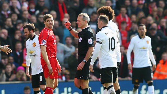 LIVERPOOL, ENGLAND - MARCH 22: Steven Gerrard of Liverpool is shown the red card by referee Martin Atkinson during the Barclays Premier League match between Liverpool and Manchester United at Anfield on March 22, 2015 in Liverpool, England.  (Photo by Alex Livesey/Getty Images)