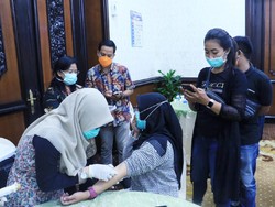 Gubernur Khofifah Fasilitasi Wartawan di Jatim Rapid Test Corona