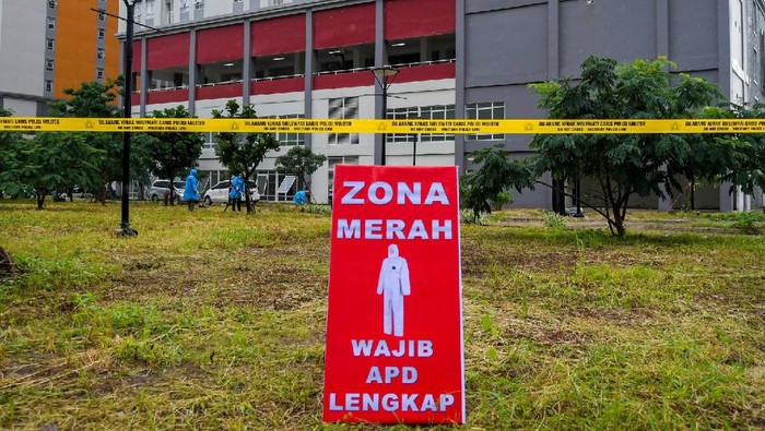 Petugas mempersiapkan alat medis di RS Darurat Covid-19, kompleks Wisma Atlet di Kemayoran, Jakarta, Minggu (22/3/2020). Pemerintah menyiapkan 2.500 kamar tidur di tower enam dan tujuh Wisma Atlet yang digunakan sebagai RS Darurat Covid-19 untuk penanganan pasien Covid-19. ANTARA FOTO/Galih Pradipta/foc.