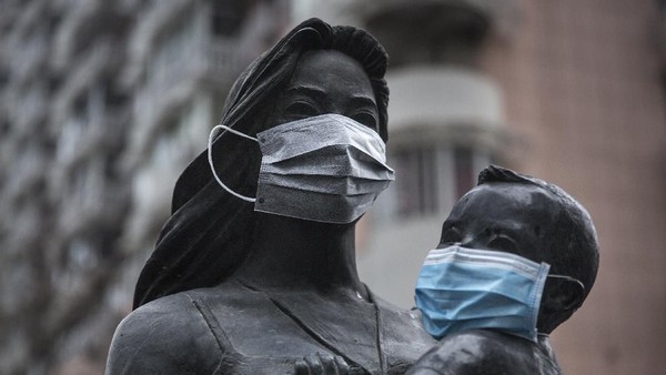 Makser Virus Corona WUHAN, CHINA - FEBRUARY 10: A protective mask is seen on a statue outside a street on February 10, 2020 in Wuhan, China. Flights, trains and public transport including buses, subway and ferry services have been closed for the nineteenth day. The number of those who have died from the Wuhan coronavirus, known as 2019-nCoV, in China climbed to 909. (Photo by Stringer/Getty Images)