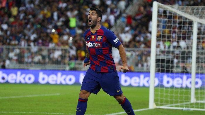 JEDDAH, SAUDI ARABIA - JANUARY 09: Luis Suarez of Barcelona reacts to a referees decision during the Supercopa de Espana Semi-Final match between FC Barcelona and Club Atletico de Madrid at King Abdullah Sports City on January 09, 2020 in Jeddah, Saudi Arabia. (Photo by Francois Nel/Getty Images)